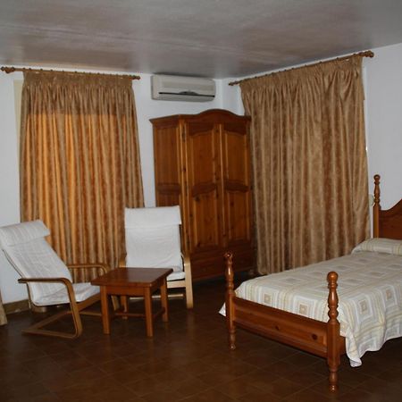Hotel la Masia Portbou Habitación foto
