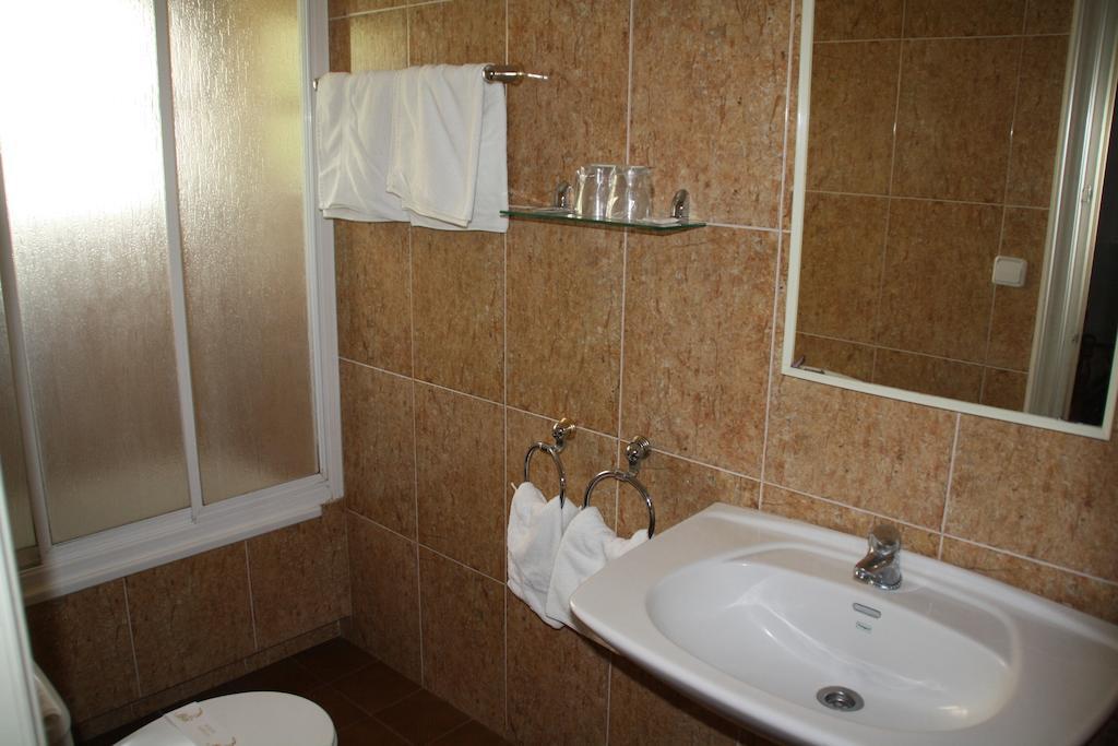 Hotel la Masia Portbou Habitación foto