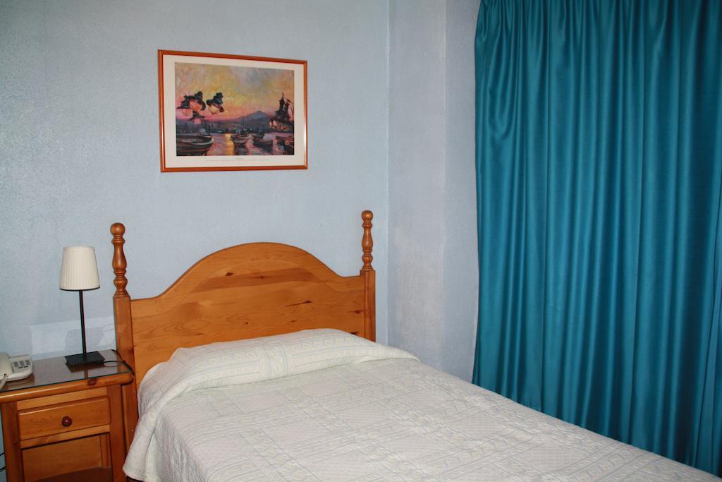 Hotel la Masia Portbou Habitación foto